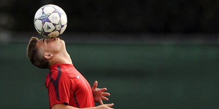 xherdan-shaqiri-do-basel-equilibra-a-bola-durante-treino-do-time-suico-que-se-prepara-para-enfrentar-o-otelul-galati-pela-liga-dos-campeoes-1315928445367_956x500