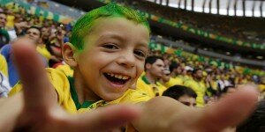 15jun2013---torcedor-mirim-aguarda-inicio-do-jogo-entre-brasil-e-japao-pela-abertura-da-copa-das-confederacoes-em-brasilia-1372714228771_1920x1080