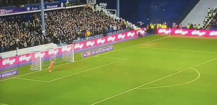 O meio-campista do Sheffield Wednesday marcou um gol em seu próprio meio-campo no dia 1º de janeiro.