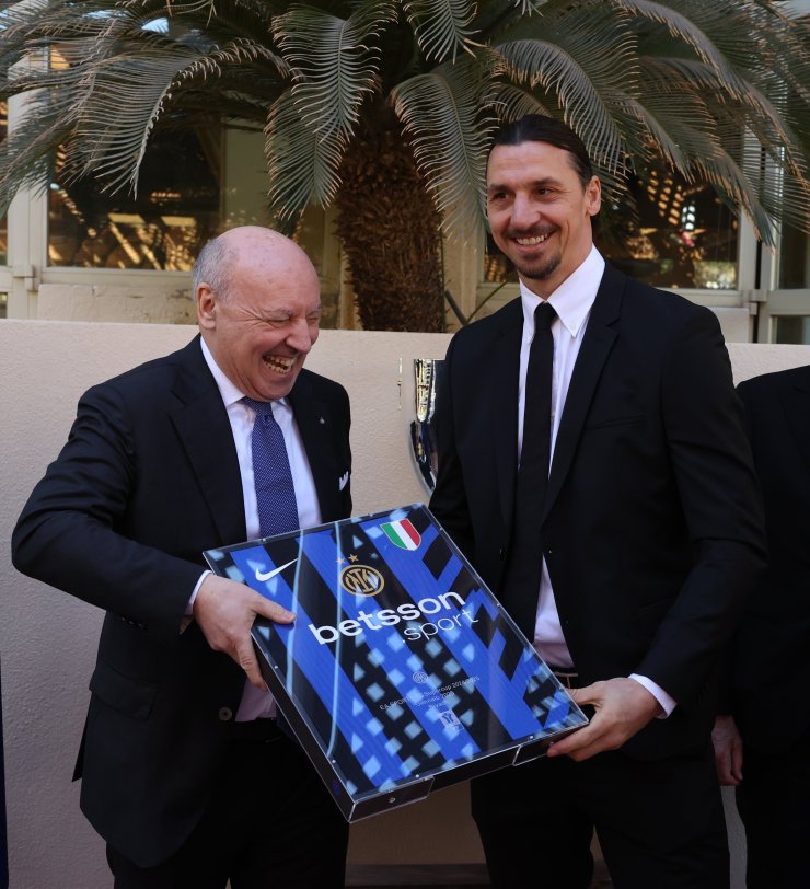 Le président de l'Inter à Riyad a remis à Ibrahimovic un t-shirt du club