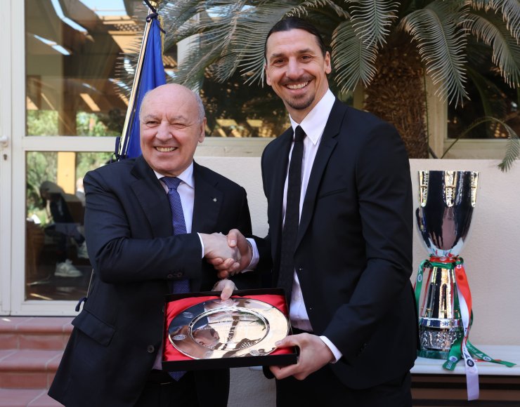 Le président de l'Inter à Riyad a remis à Ibrahimovic un t-shirt du club
