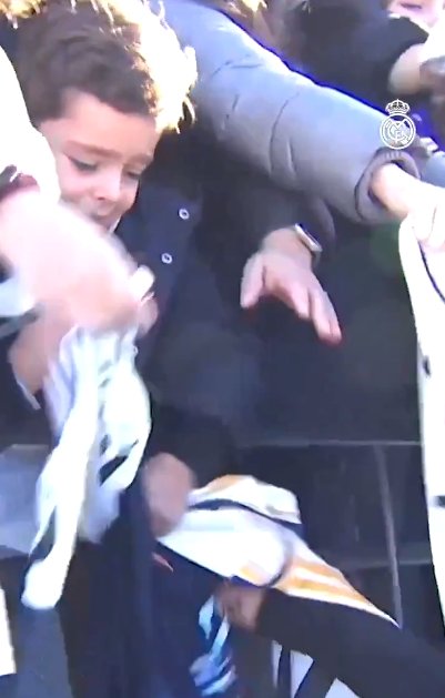 Bellingham touche un jeune fan du Real Madrid