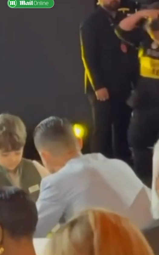 Ronaldo a signé un T-shirt et un ballon pour un enfant arrêté par la sécurité