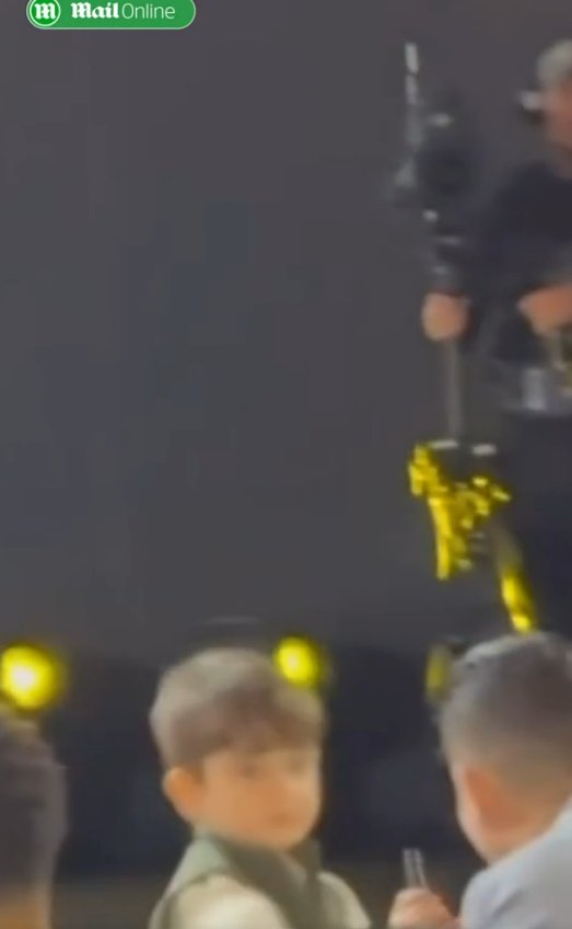 Ronaldo a signé un T-shirt et un ballon pour un enfant arrêté par la sécurité