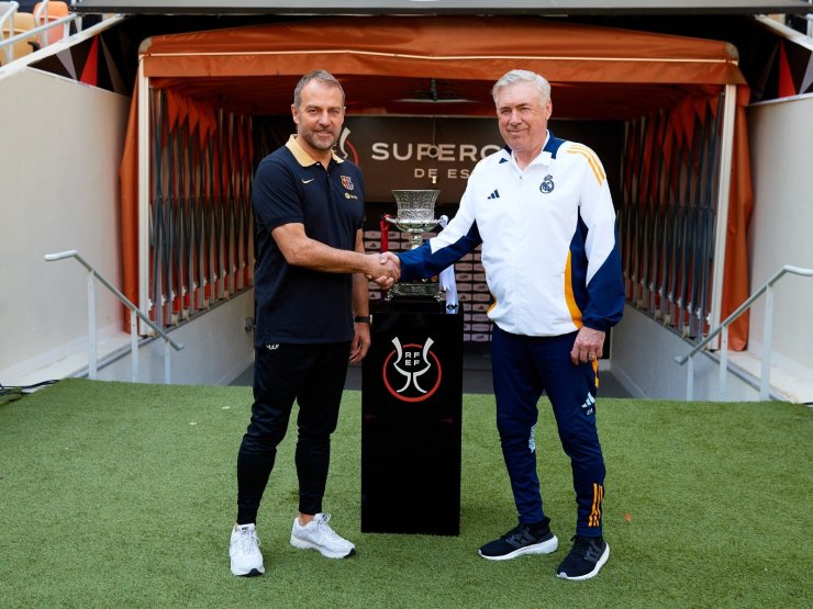 Ancelotti y Flick posaron para una foto con el trofeo de la Supercopa y se dieron la mano
