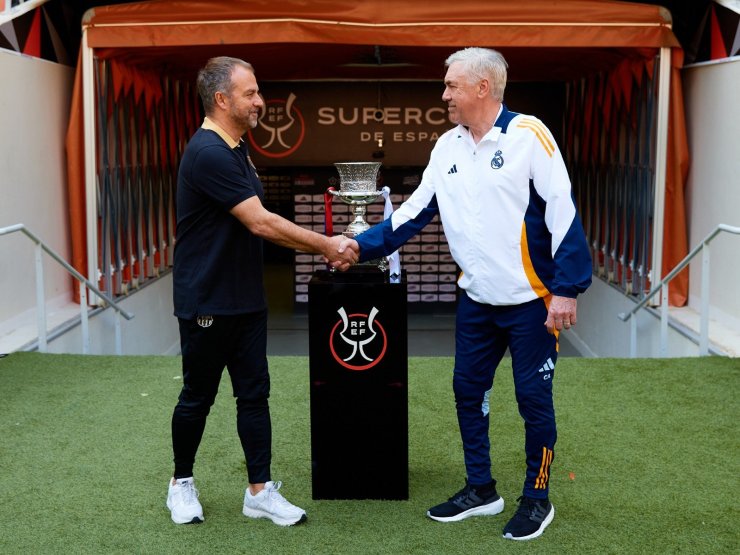 Ancelotti y Flick posaron para una foto con el trofeo de la Supercopa y se dieron la mano