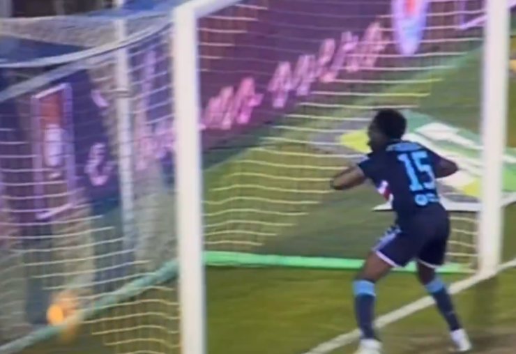 Sampdoria player pretends to be a monkey in response to racist chants