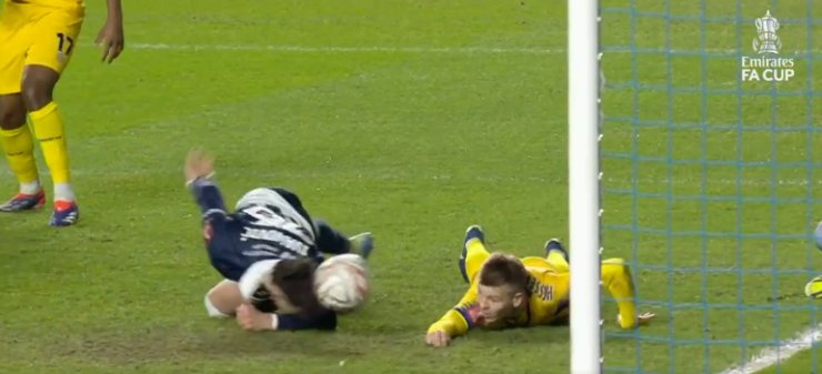 Jogador do Millwall marca gol incomum com a cabeça em partida da FA Cup
