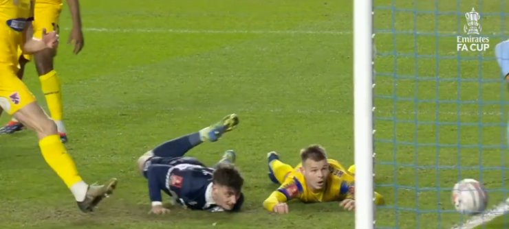 Jogador do Millwall marca gol incomum com a cabeça em partida da FA Cup