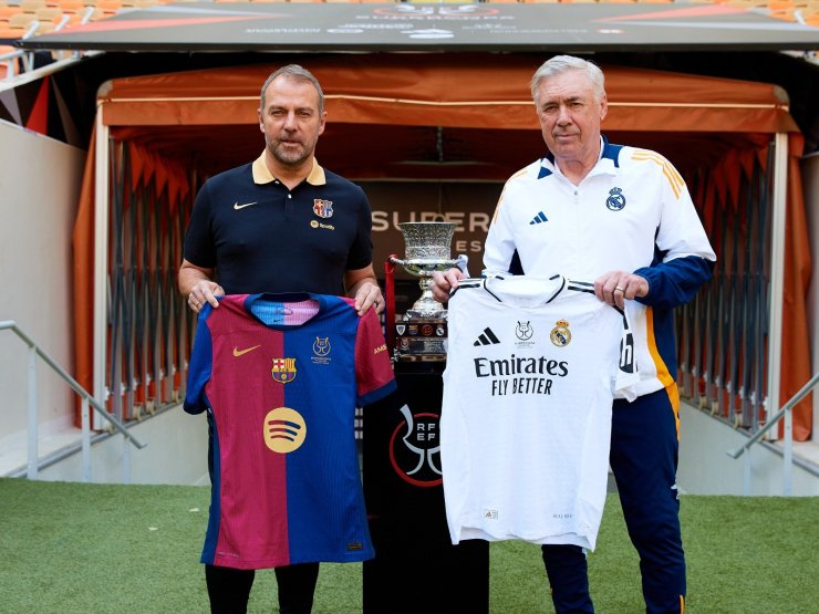 Ancelotti y Flick posaron para una foto con el trofeo de la Supercopa y se dieron la mano