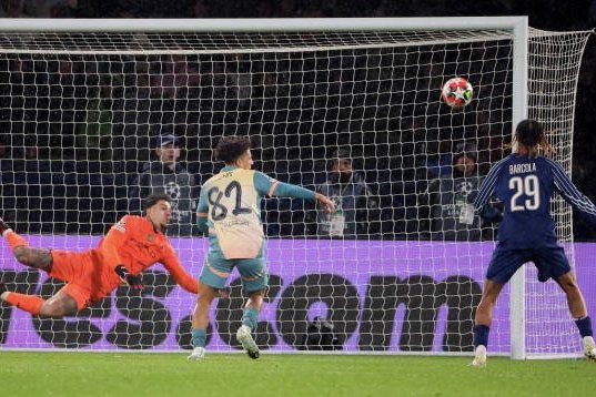 Barcola scores against Manchester City Barcola scores against Manchester City