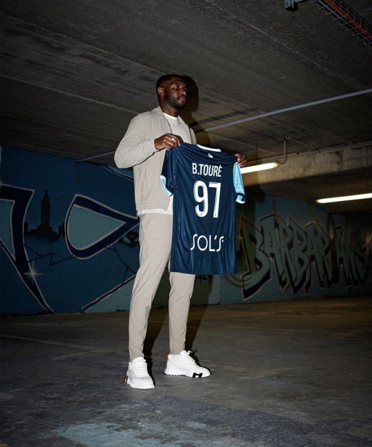 Ex-jogador do Milan Ballo-Touré muda-se para Le Havre