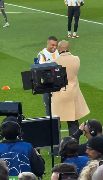 Mbappe a chaleureusement salué Henri avant le match avec Arsenal