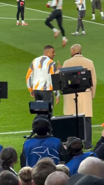 Mbappe a chaleureusement salué Henri avant le match avec Arsenal