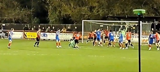 En Angleterre, le gardien de but a égalisé le score à la 90 + 4e minute avec un «ciseaux» avec un coup