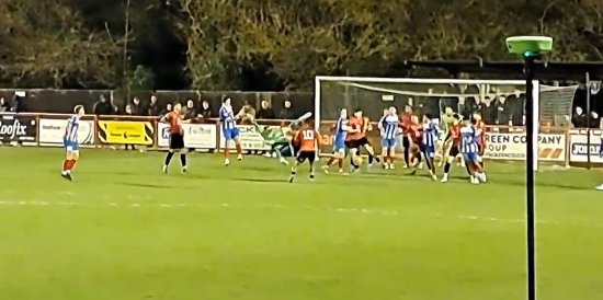En Angleterre, le gardien de but a égalisé le score à la 90 + 4e minute avec un «ciseaux» avec un coup
