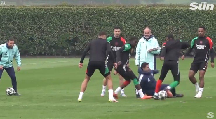 Artet ha fatto un intervento accanto ai giocatori dell'Arsenal in allenamento