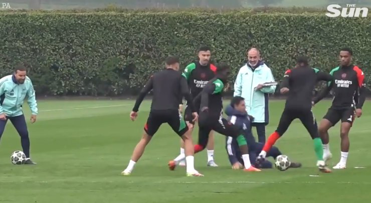 Artet a fait un tacle à côté des joueurs de l'entraînement d'Arsenal