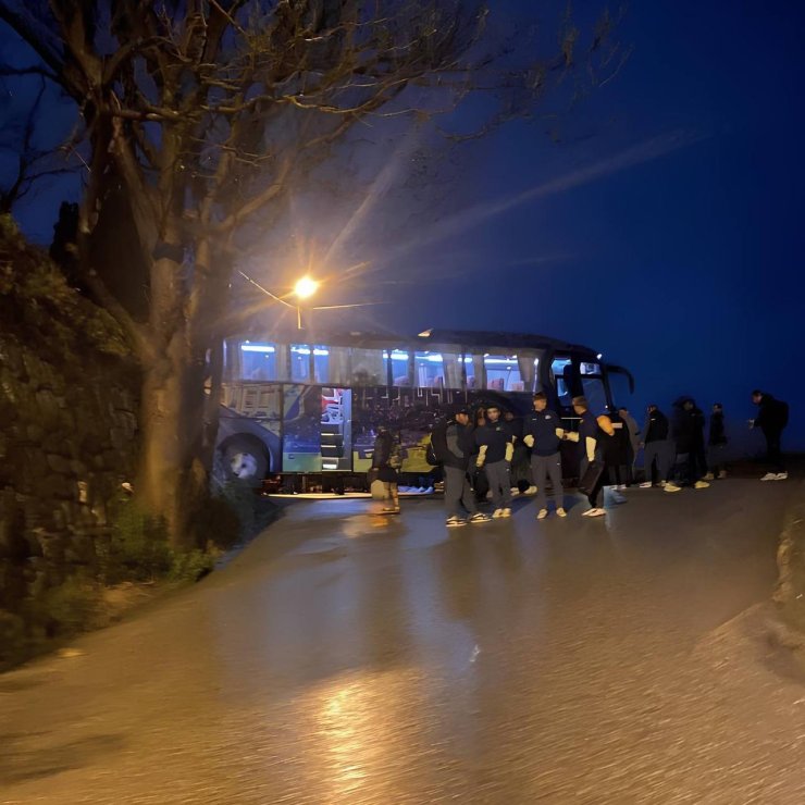 रोस्तोव-2 टीम के खिलाड़ियों को लेकर जा रही बस याल्टा जाते समय दुर्घटनाग्रस्त हो गई