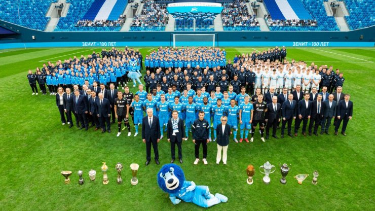 O Zenit apresentou uma foto conjunta do clube, que capta 1235 pessoas