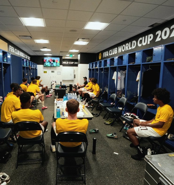 Le Borussia de rechange a regardé la première moitié du match de la Coupe du monde du club dans les vestiaires
