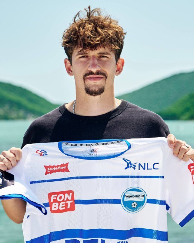 Le milieu de terrain de Neftekhimik, Morozov, a déménagé à Chernomorets