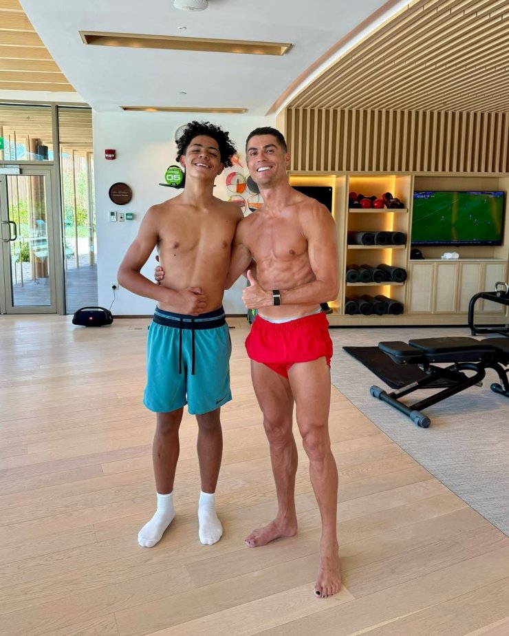 Les joueurs de football peignent leurs ongles pour une raison et font la dépilation des jambes. Et pas seulement Ronaldo a un rêve de jour