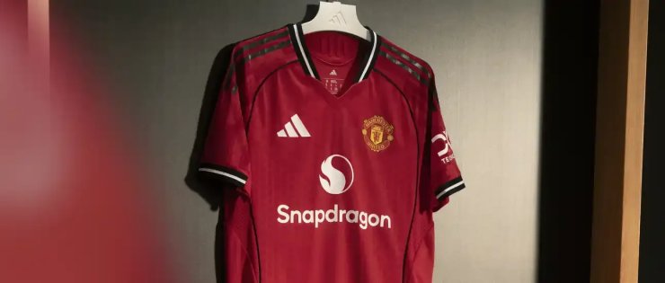 O Manchester United revelou um uniforme titular para a nova temporada.