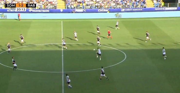 Totti a marqué un but du centre du terrain dans le match des anciens combattants de la série A