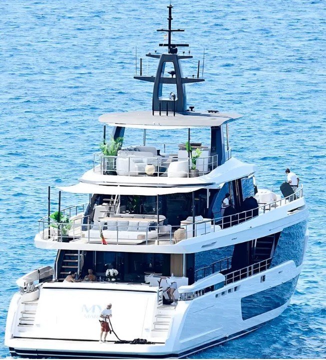 Neymar est né une fille, Ronaldo a conduit Georgina sur un yacht. Comment les joueurs ont passé cette semaine