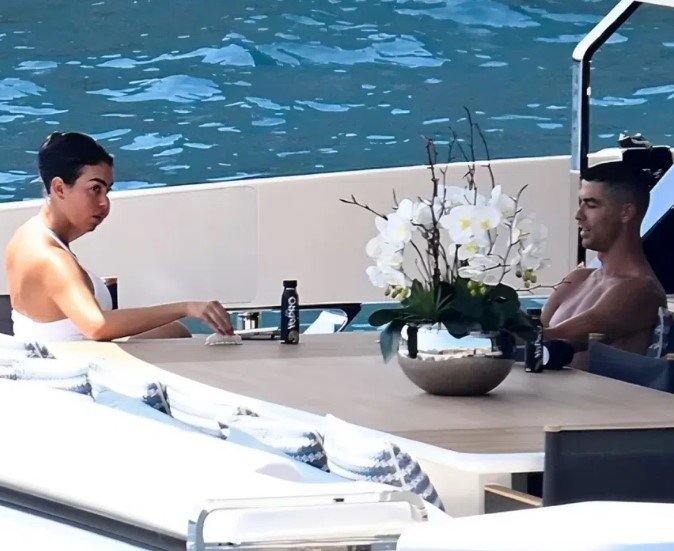 Neymar est né une fille, Ronaldo a conduit Georgina sur un yacht. Comment les joueurs ont passé cette semaine
