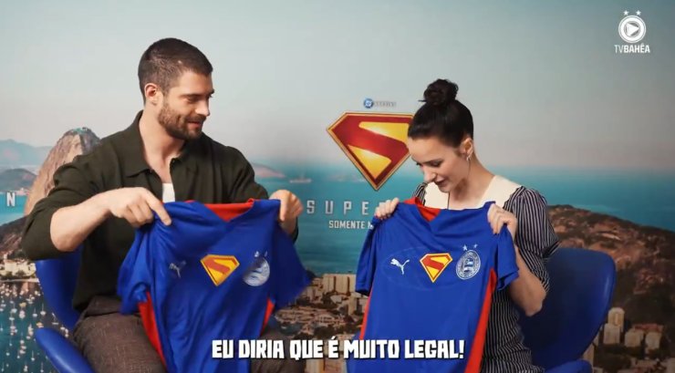 Les acteurs du nouveau film sur Superman ont été présentés avec des t-shirts uniques du FC Baia