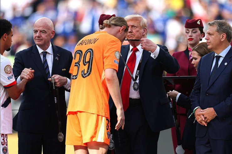 Trump a attribué à Safonov à la médaille de la Coupe du monde du club et a serré la main