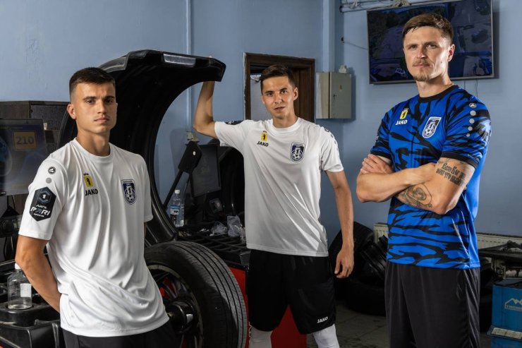 Shinnik apresentou um novo uniforme no centro de pneus