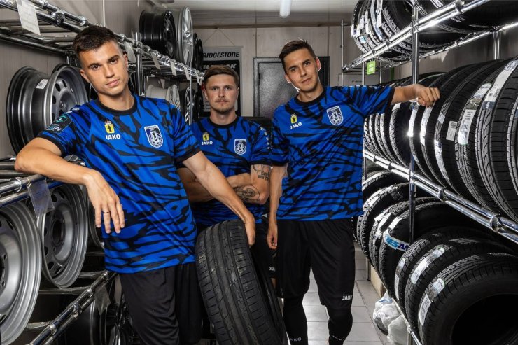 Shinnik apresentou um novo uniforme no centro de pneus