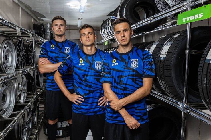 Shinnik apresentou um novo uniforme no centro de pneus