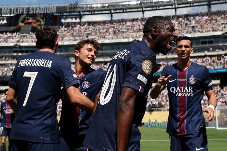 Les joueurs de Paris Saint-Germain célèbrent la défaite du Real Madrid.