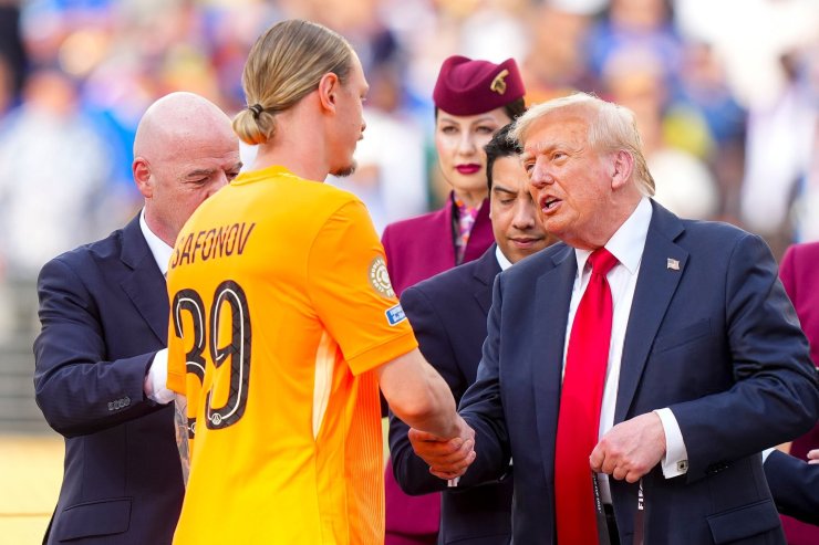 Trump a attribué à Safonov à la médaille de la Coupe du monde du club et a serré la main