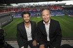 Les sourires sont forcés, c'est parfait