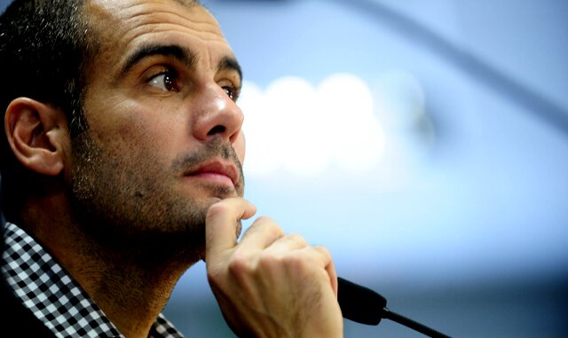 Pep Guardiola pensif conférence presse micro