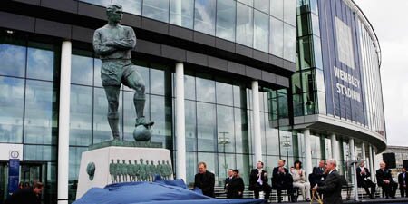 Bobby-Moore-statue