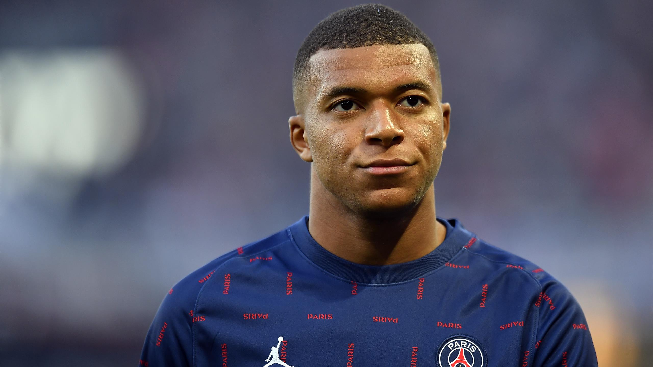 découvrez le monde fascinant des footballeurs extravagants, où style, personnalité et talents sportifs se rencontrent. plongez dans l'univers flamboyant de ces athlètes qui ne se contentent pas de briller sur le terrain, mais qui se démarquent également par leurs choix vestimentaires audacieux et leur mode de vie extravagant.