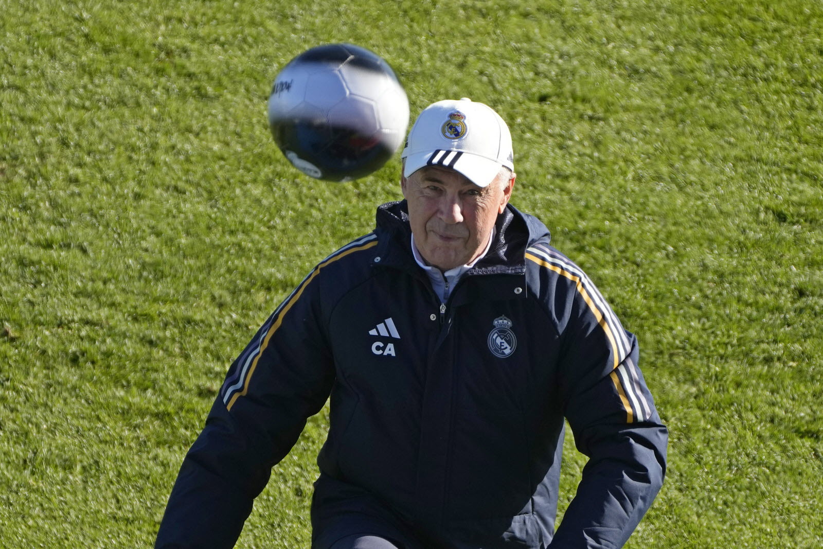découvrez les réflexions et les analyses d'ancelotti sur le football, ses stratégies de jeu, et son approche unique qui font de lui l'un des entraîneurs les plus respectés au monde. plongez dans l'univers du football à travers ses yeux.