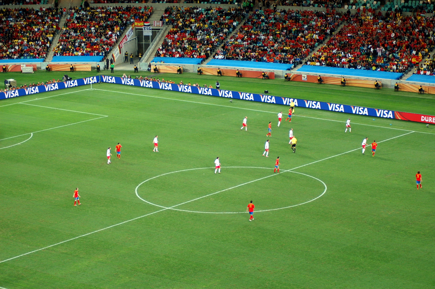 découvrez le tiki-taka, le style de jeu de passe emblématique du football, caractérisé par des échanges rapides et précis entre les joueurs. apprenez comment cette philosophie de jeu a révolutionné le football moderne et favorisé le succès d'équipes renommées.