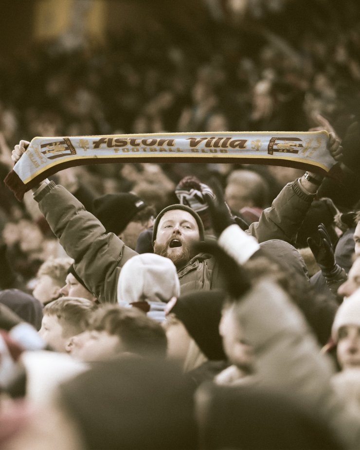 Aston Villa a célébré son 150e anniversaire et a joué le match de la FA Cup dans un style rétro