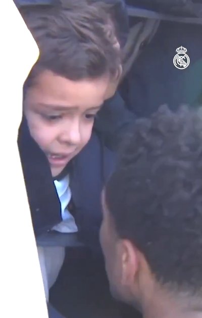 Bellingham touche un jeune fan du Real Madrid