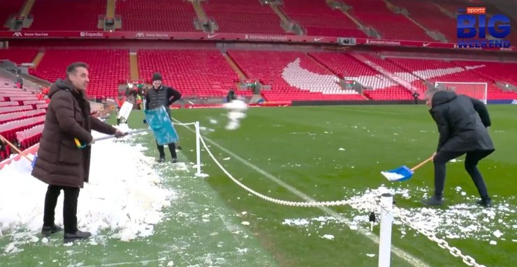 Gary Neville et Carragher ont joué dans la neige avant le match Liverpool-Man United