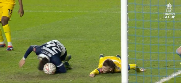 Le joueur de Millwall a marqué un but inhabituel avec sa tête lors d'un match de FA Cup