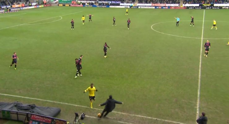 Le manager de Burton a repoussé le ballon après avoir glissé sur la ligne de touche.