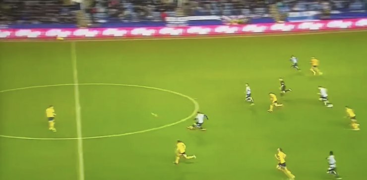 Le milieu de terrain de Sheffield Wednesday a marqué un but depuis sa moitié de terrain le 1er janvier.